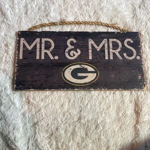 Mr. & Mrs. Greenbay packets wall sign